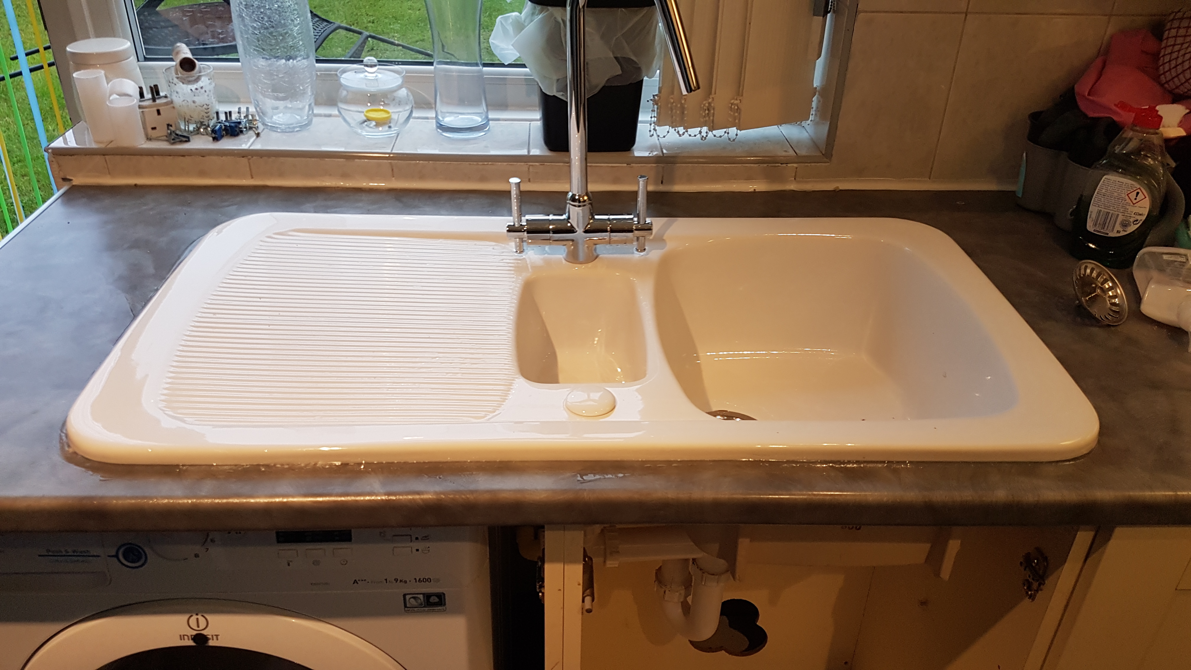 Ceramic kitchen sink and mixer tap