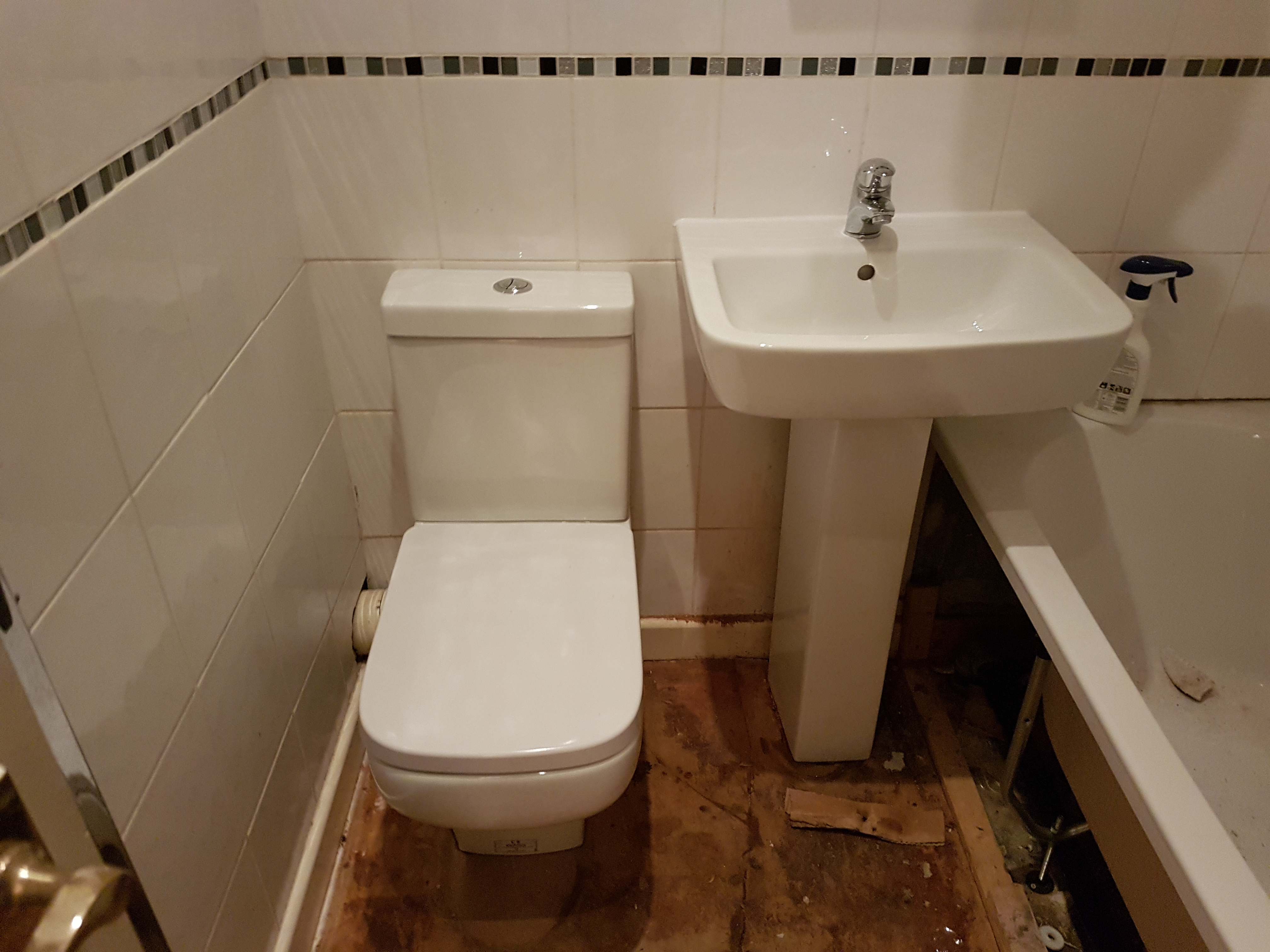 Bathroom suite, toilet, sink, bath