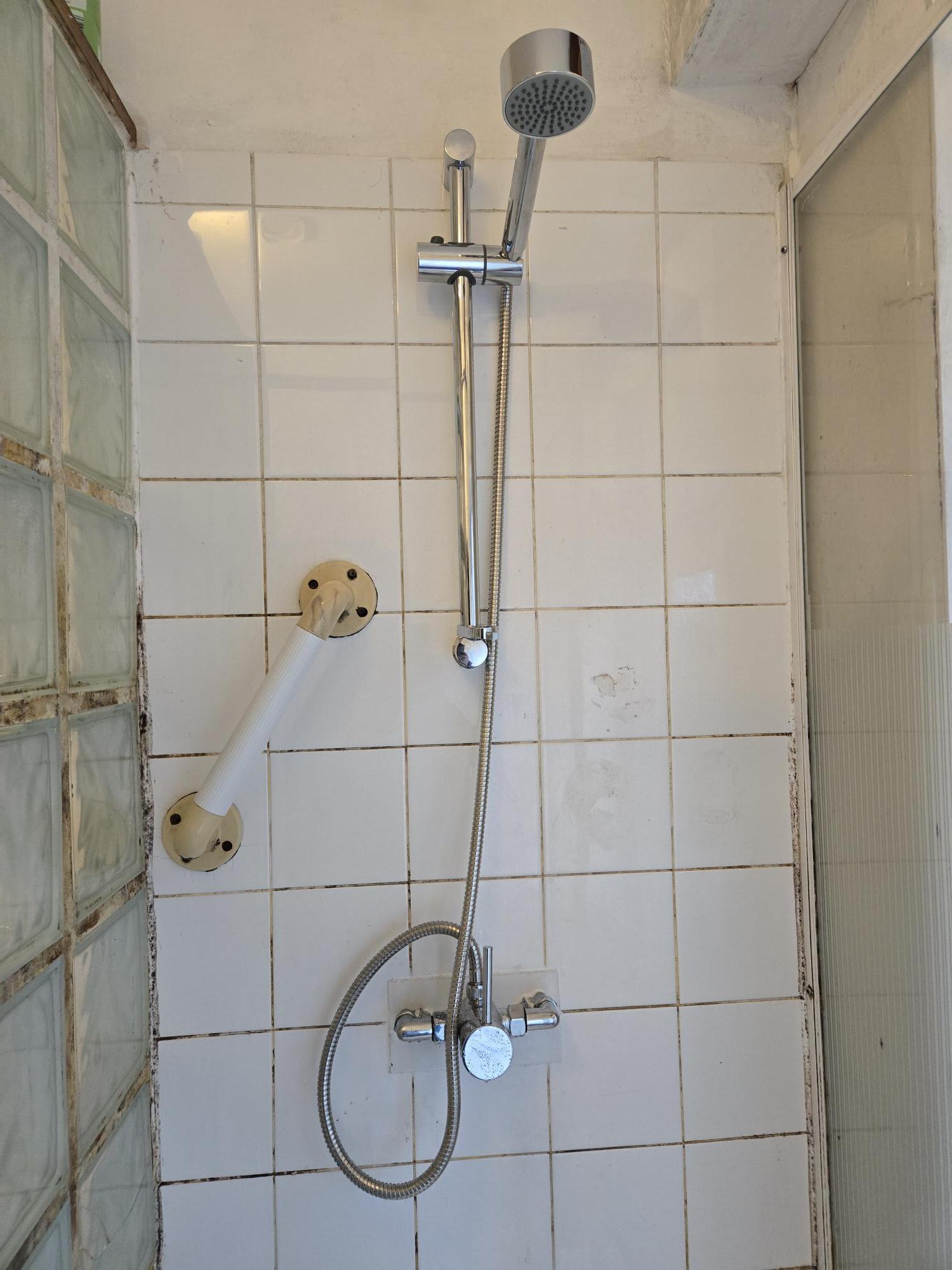 Gravity fed manual shower mixer